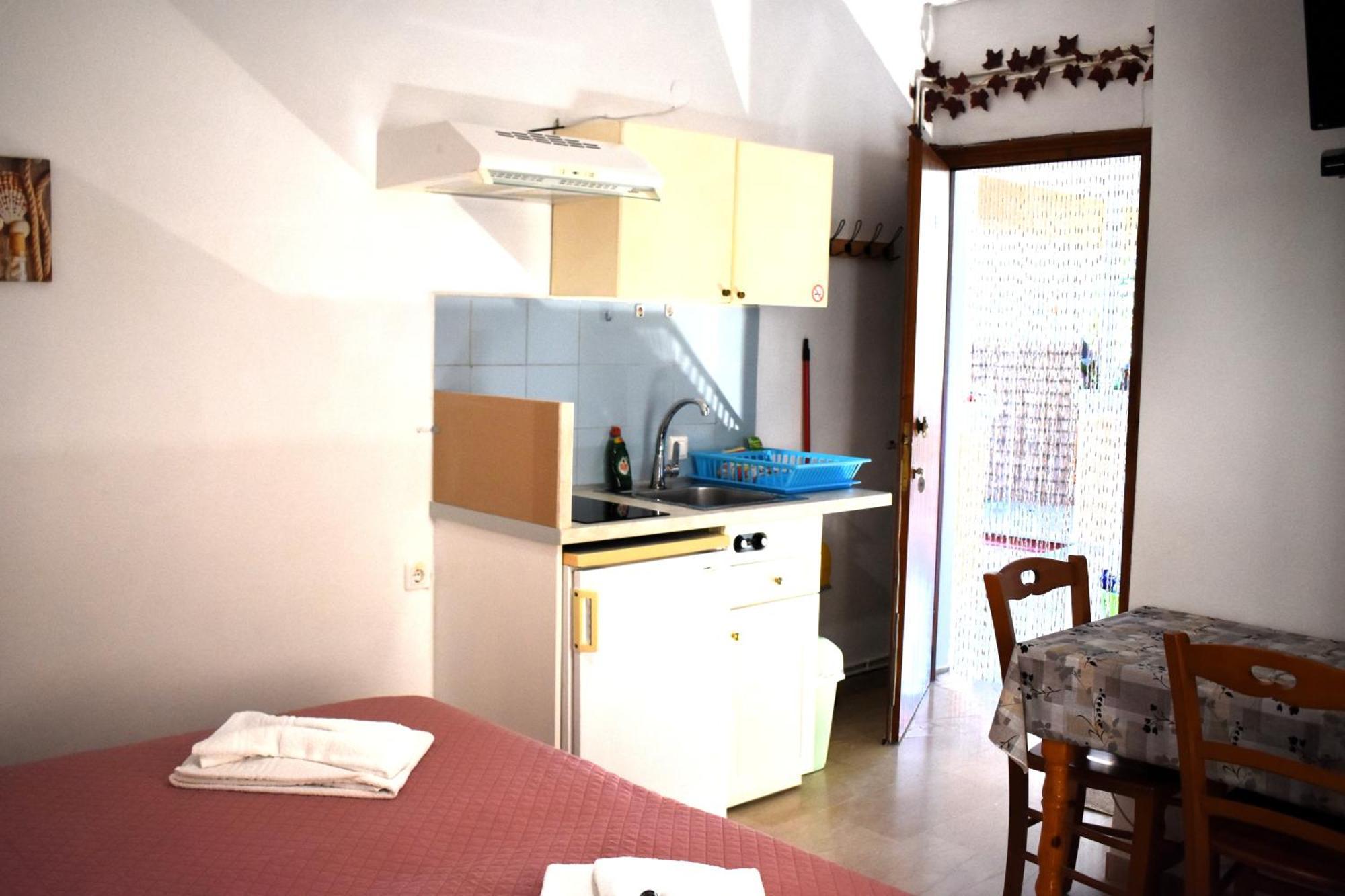 Kostas Apartments & Studios アギオス・ゲオルギオス・パゴン エクステリア 写真